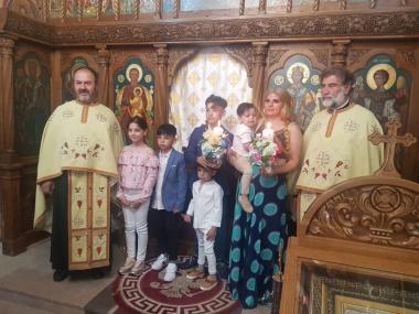 O ÎNTREAGĂ FAMILIE S-A BOTEZAT ÎN BISERICA NOASTRĂ