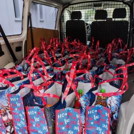 60 DE TRAISTE ALE LUI MOȘ CRĂCIUN AU AJUNS LA FAMILIILE CU NEVOI DIN PAROHIE