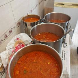 A FOST RELUAT PROGRAMUL SOCIAL ”HRANĂ CALDĂ DIN INIMI FIERBINȚI”