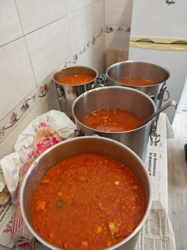 A FOST RELUAT PROGRAMUL SOCIAL ”HRANĂ CALDĂ DIN INIMI FIERBINȚI”