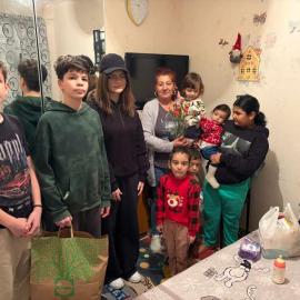 O MAMĂ CU ȘASE COPII A PRIMIT CEL MAI FRUMOS MĂRȚIȘOR