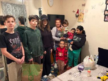 O MAMĂ CU ȘASE COPII A PRIMIT CEL MAI FRUMOS MĂRȚIȘOR