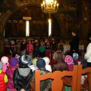Copii in biserica Aparatorii Patriei