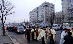 Procesiune cu moastele Sfintilor Ambrozie si Nicolae