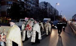 Procesiune cu moastele Sfintilor Ambrozie si Nicolae