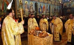 Biserica Aparatorii Patriei 2 - Slujba in sobor