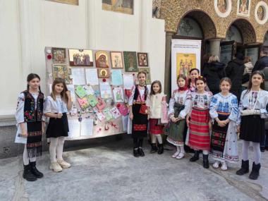 EXPOZIȚIA ”DARURI PENTRU MAMA” A BUCURAT PE CEI MICI ȘI PE CEI MARI